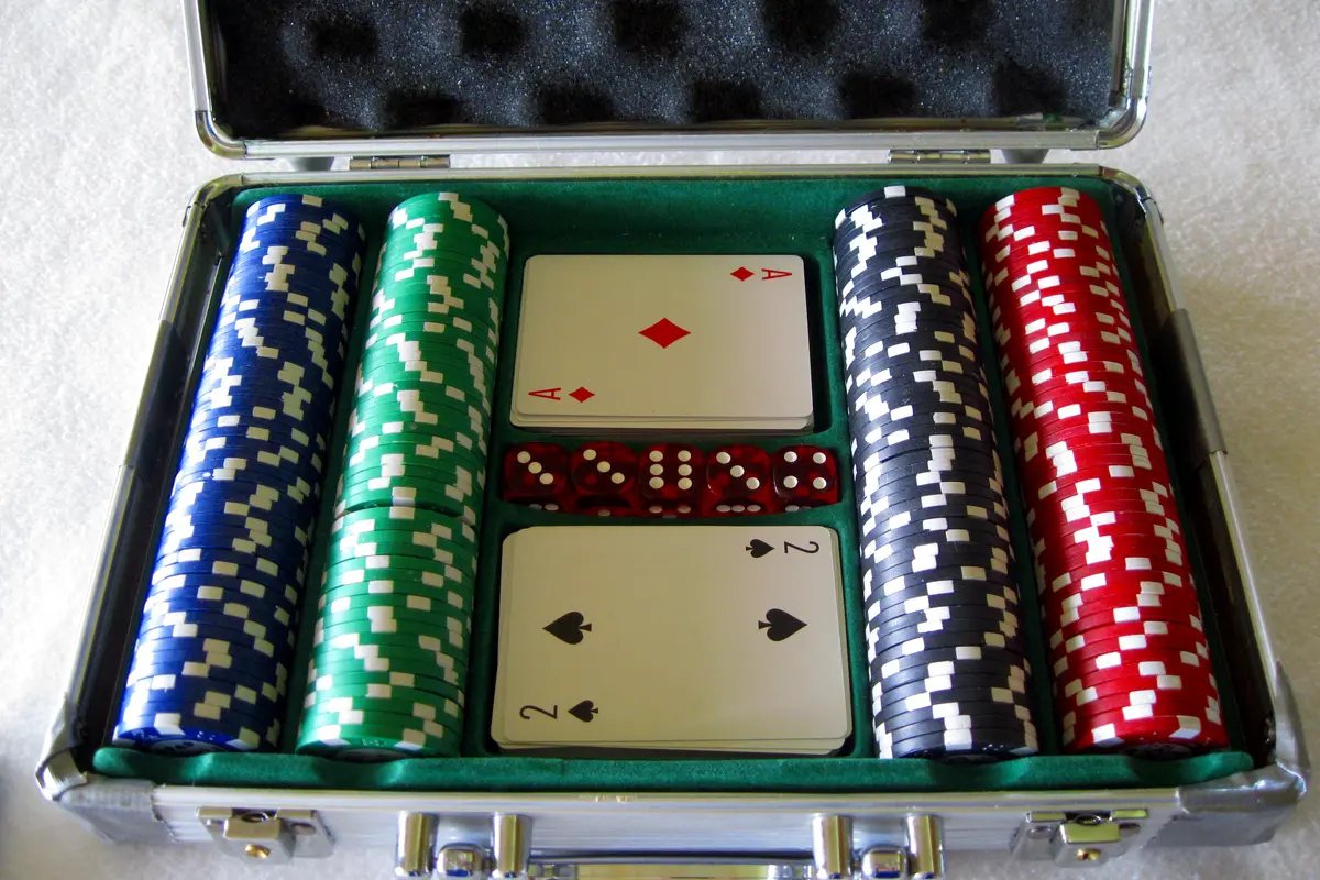 Evolution + Habanero + Microgaming — live dealer and deep catalogue trio